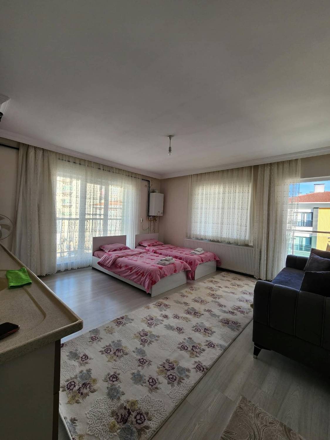Pembe yataklı aydınlık oda