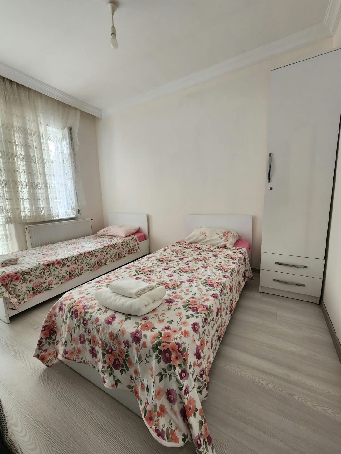 Çiçekli örtülü yatak odası